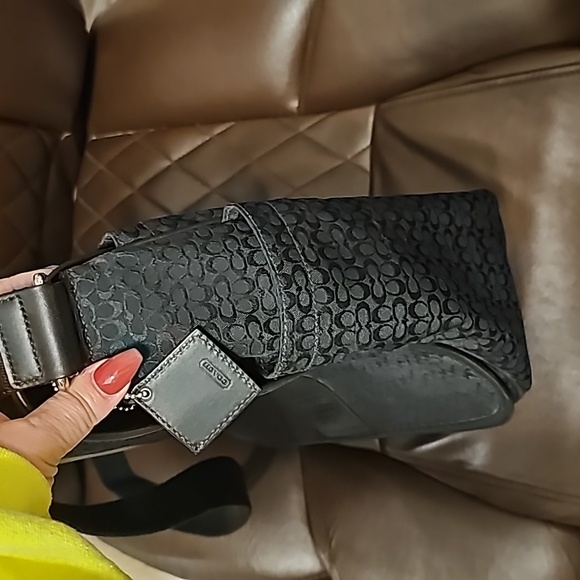 COACH DIAPER BAG OR CAN DOUBLE AS A WORK / LAPTOP MESSENGER BAG - Picture 4 of 7